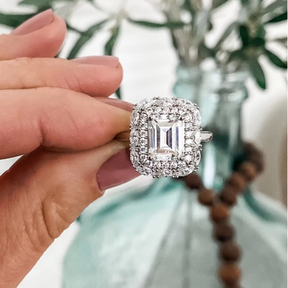 DIAMONIQUE Silver Double Halo 35th Anniversary Emerald SPARKLES Sold out Ring 8 - Picture 1 of 3